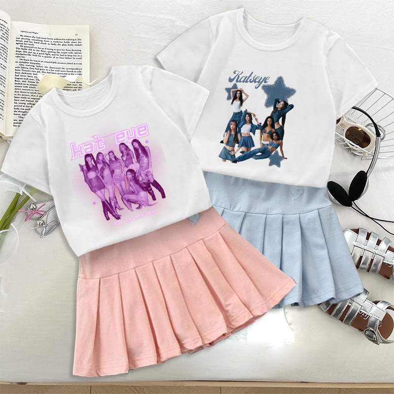 Street Fashion Tshirt - ファッションK-POP K-KATSEYE Tシャツプリーツスカートセットファッションラブ刺繍ピンクブルードレスキュート半袖ヒップホップガールズギフト