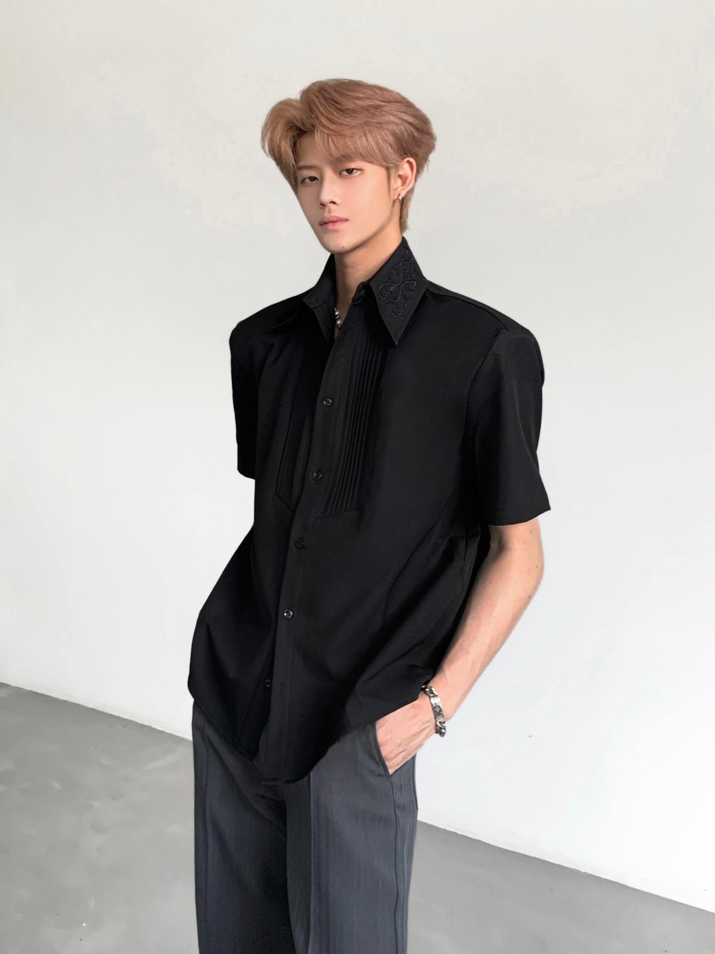 Urban Street Fashion Photography - エーステーラーズ 重刺繍入り半袖メンズシャツ おしゃれな都会風 ポリエステルリヨセル混紡 夏 ビジネスカジュアル
