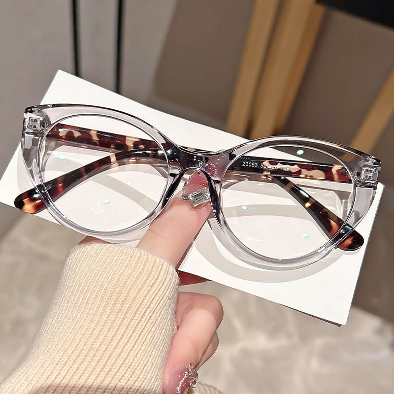 Street Fashion Photography - ファッショナブルでレトロなスモールフレームのキャットアイブルーライトカットメガネ、トレンドアイテムは、ストリートフォトグラフィー用のフラットライトレンズです。