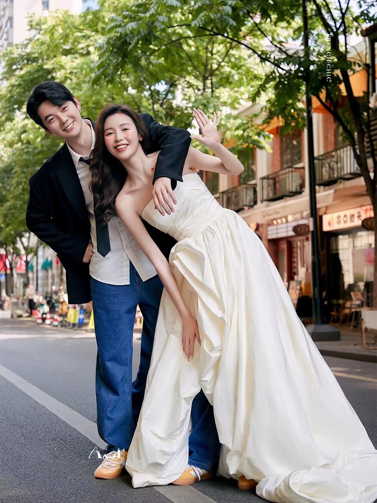 Street Fashion Photography - ファッショナブルな韓国スタイルのデニムストリートスナップウェディングドレスカップル写真撮影服若いクリエイティブ人気スタジオ衣装