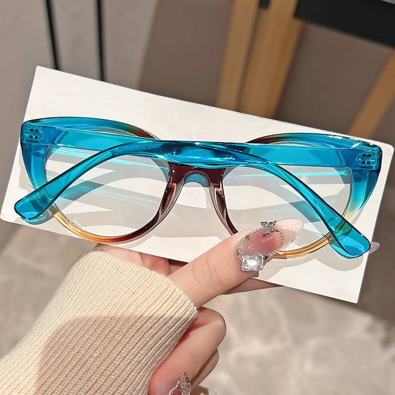 ファッショナブルでレトロなスモールフレームのキャットアイブル - Street Fashion Photography のレビューと価格